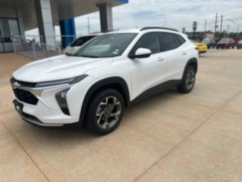 Used 2025 Chevrolet Trax LT FWD image 27