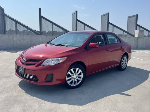 Used 2012 Toyota Corolla LE FWD image 2