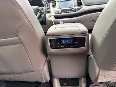 Used 2019 Toyota Highlander XLE AWD/4WD image 22