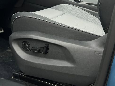 New 2026 Volkswagen Tiguan SE R-Line FWD image 18