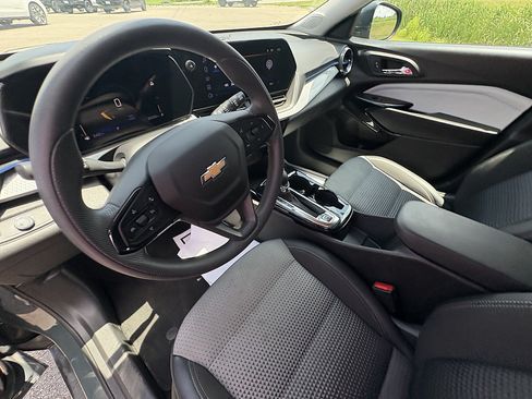 Used 2025 Chevrolet Trax LT FWD image 30