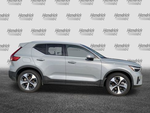 Used 2025 Volvo XC40 B5 Plus image 11