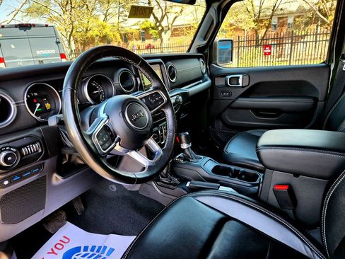 Used 2022 Jeep Wrangler Unlimited Sahara w/ Cold Weather Group image 18