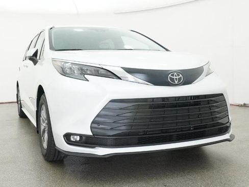 New 2026 Toyota Sienna XLE FWD image 39