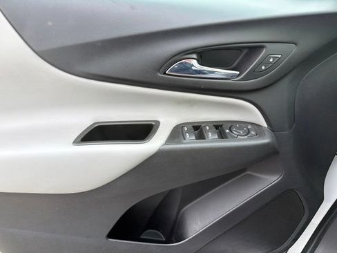 Used 2021 Chevrolet Equinox LS FWD image 15