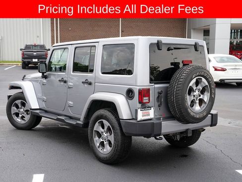 Used 2017 Jeep Wrangler Unlimited Sahara w/ Connectivity Group AWD/4WD image 3