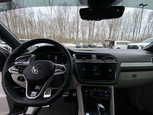 Used 2022 Volkswagen Tiguan SE R-Line image 19