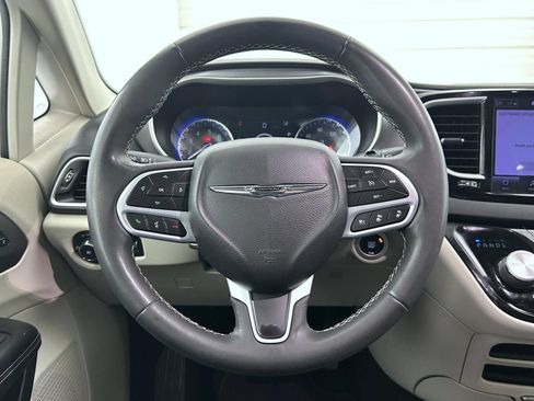 Certified 2022 Chrysler Pacifica Touring-L FWD image 11
