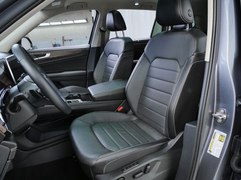 Used 2024 Volkswagen Atlas SEL AWD/4WD image 2