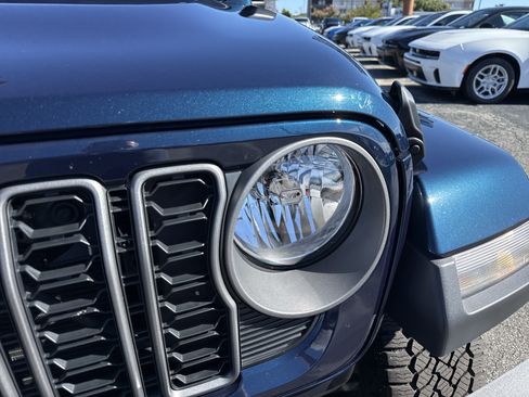 Used 2025 Jeep Gladiator Sport AWD/4WD image 5