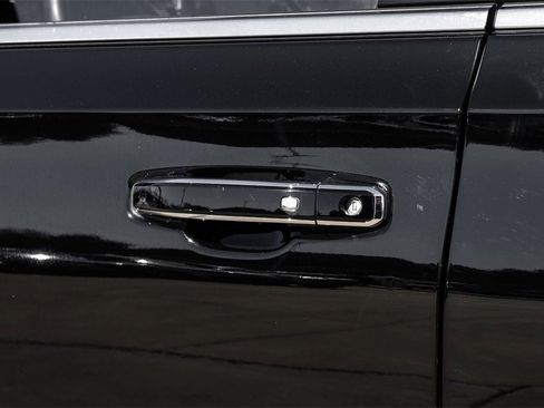 Used 2024 Chevrolet Suburban Premier image 38