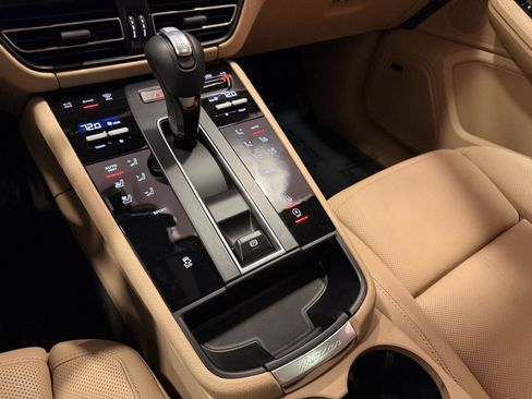 Certified 2025 Porsche Macan image 19