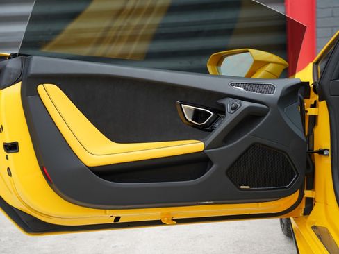 Used 2021 Lamborghini Huracan EVO image 15