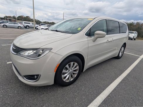 Used 2019 Chrysler Pacifica Touring Plus image 3