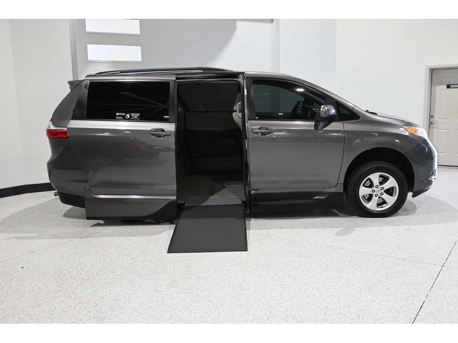 Used 2017 Toyota Sienna LE FWD image 17