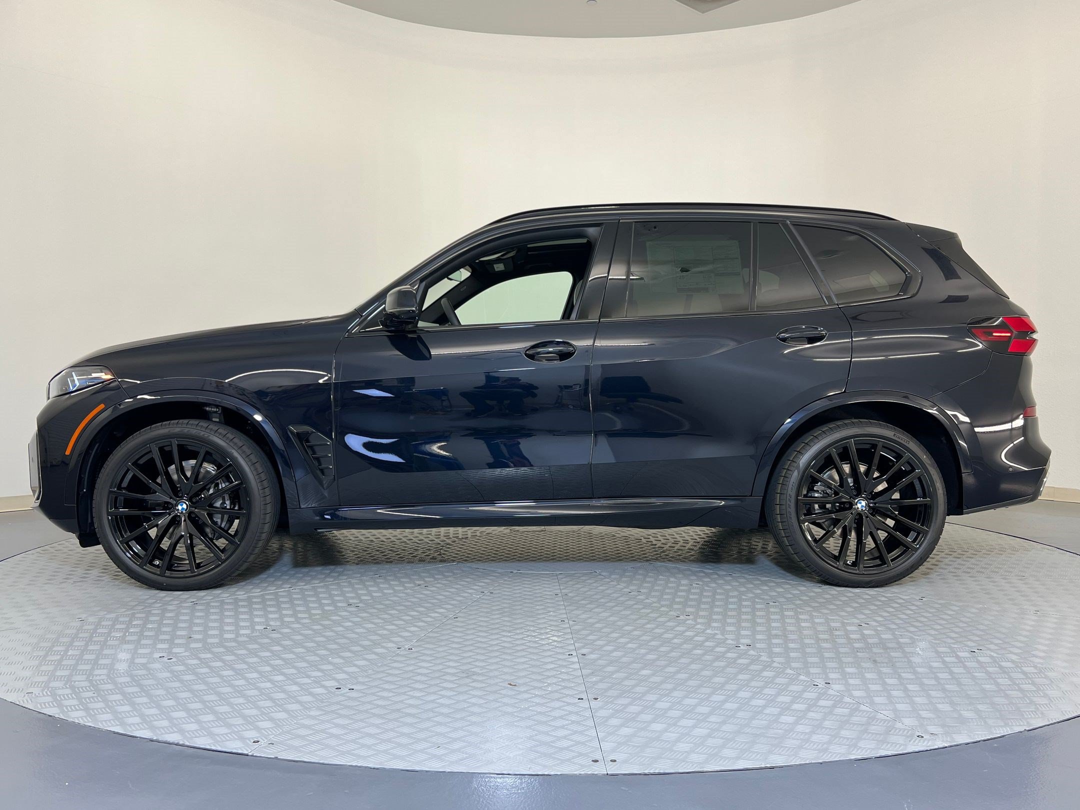Used 2026 BMW X5 xDrive40i w/ M Sport Package AWD/4WD image 2