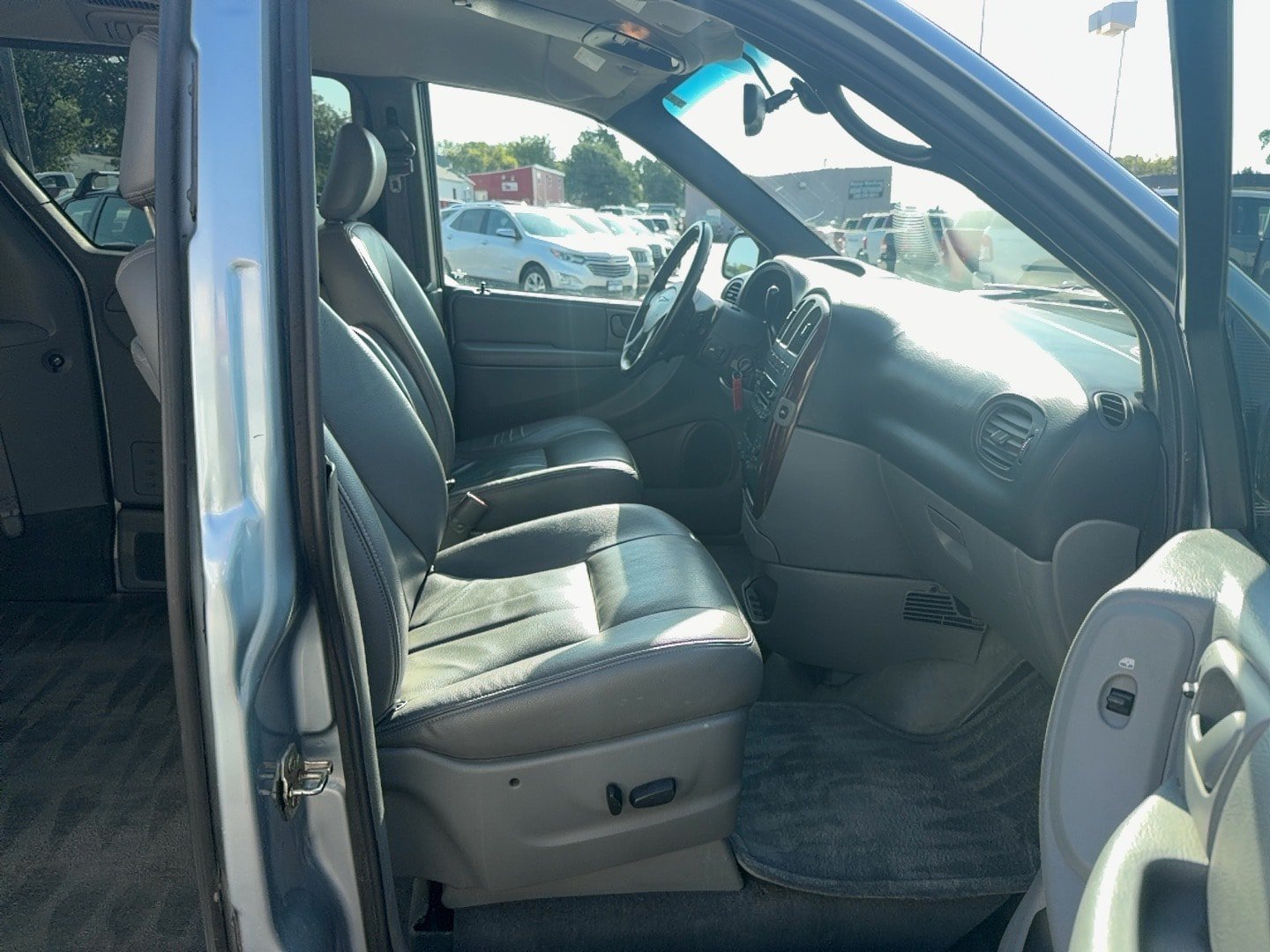Used 2004 Chrysler Town & Country Touring w/ Leather Interior Group FWD image 21