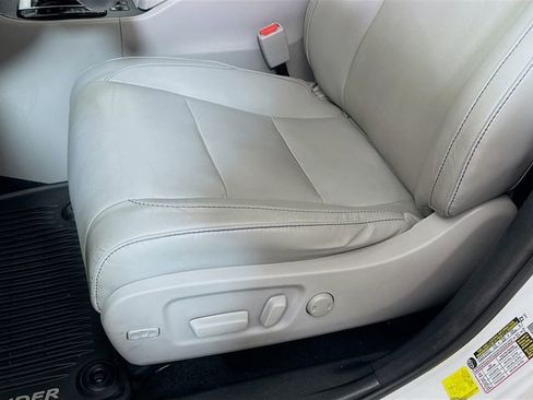 Used 2016 Toyota Highlander XLE AWD/4WD image 18