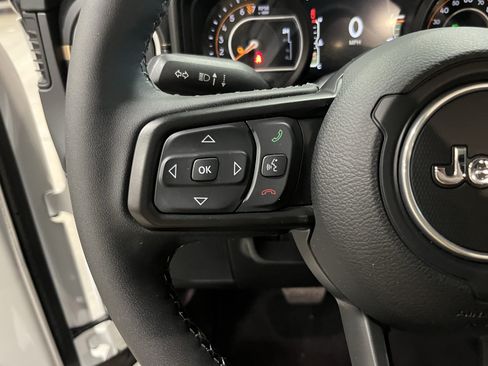 Certified 2025 Jeep Gladiator Sport AWD/4WD image 22