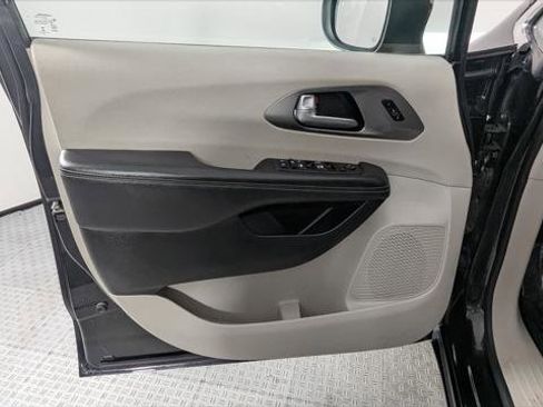 Used 2023 Chrysler Pacifica Touring-L image 13