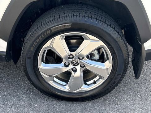 Used 2021 Toyota RAV4 XLE Premium image 15