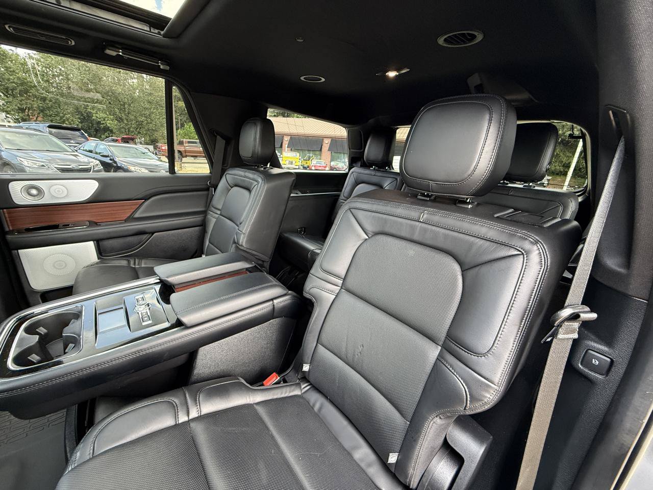 Used 2021 Lincoln Navigator Reserve w/ Luxury Package RWD image 18
