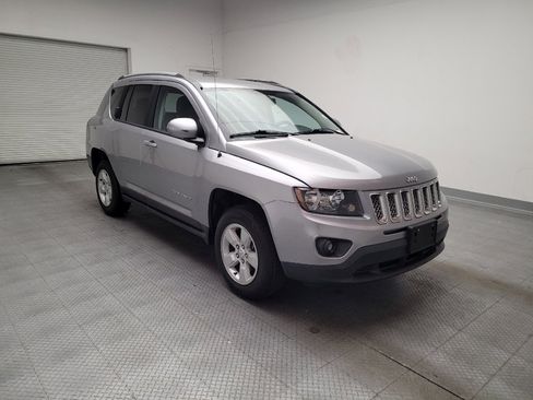 Used 2016 Jeep Compass Latitude FWD image 13