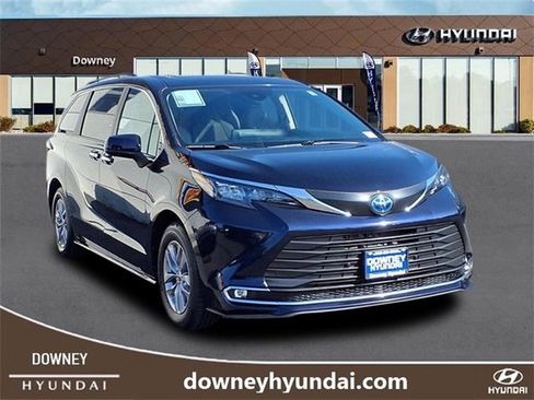 Used 2024 Toyota Sienna XLE image 3
