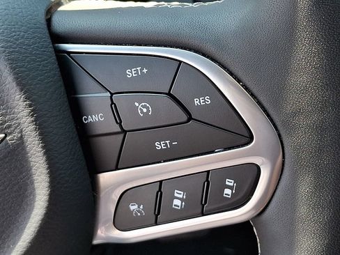 Used 2025 Chrysler Pacifica Select FWD image 21
