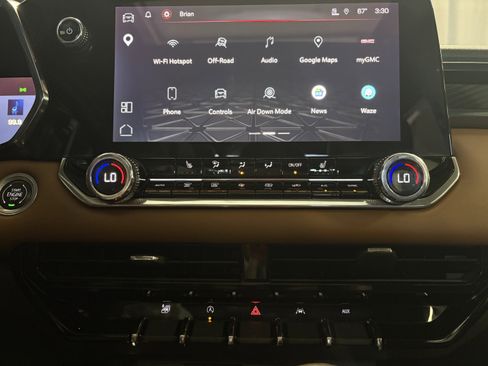 Used 2024 GMC Canyon AT4 w/ Technology Package image 12