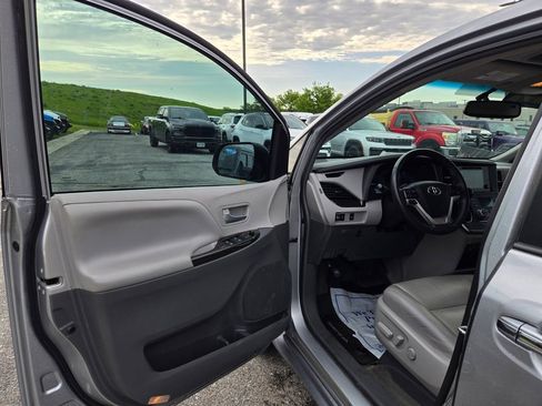 Used 2017 Toyota Sienna XLE AWD/4WD image 12