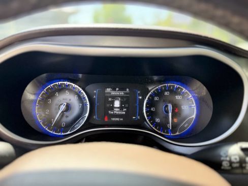 Used 2017 Chrysler Pacifica Touring-L image 14