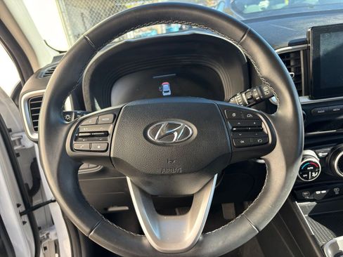 Used 2025 Hyundai Venue SEL image 28