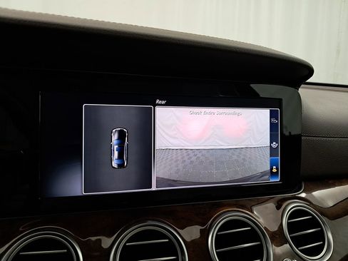 Used 2018 Mercedes-Benz E 300 4MATIC image 26