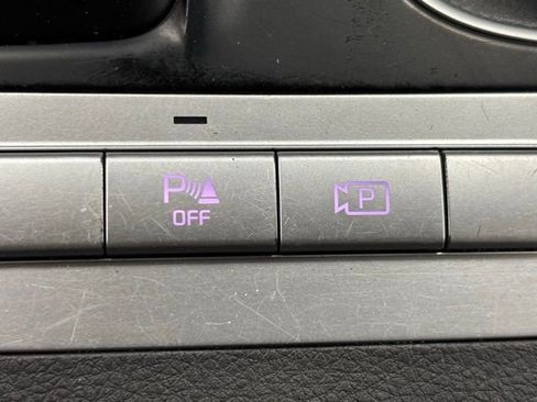Used 2024 Kia Carnival LX FWD image 33