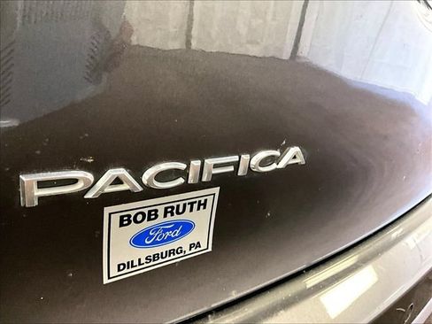 Used 2023 Chrysler Pacifica Touring-L FWD image 13