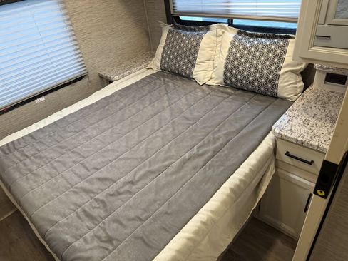 Used 2022 Ford E-450 and Econoline 450 Super Duty w/ Motorhome Prep Package RWD image 64