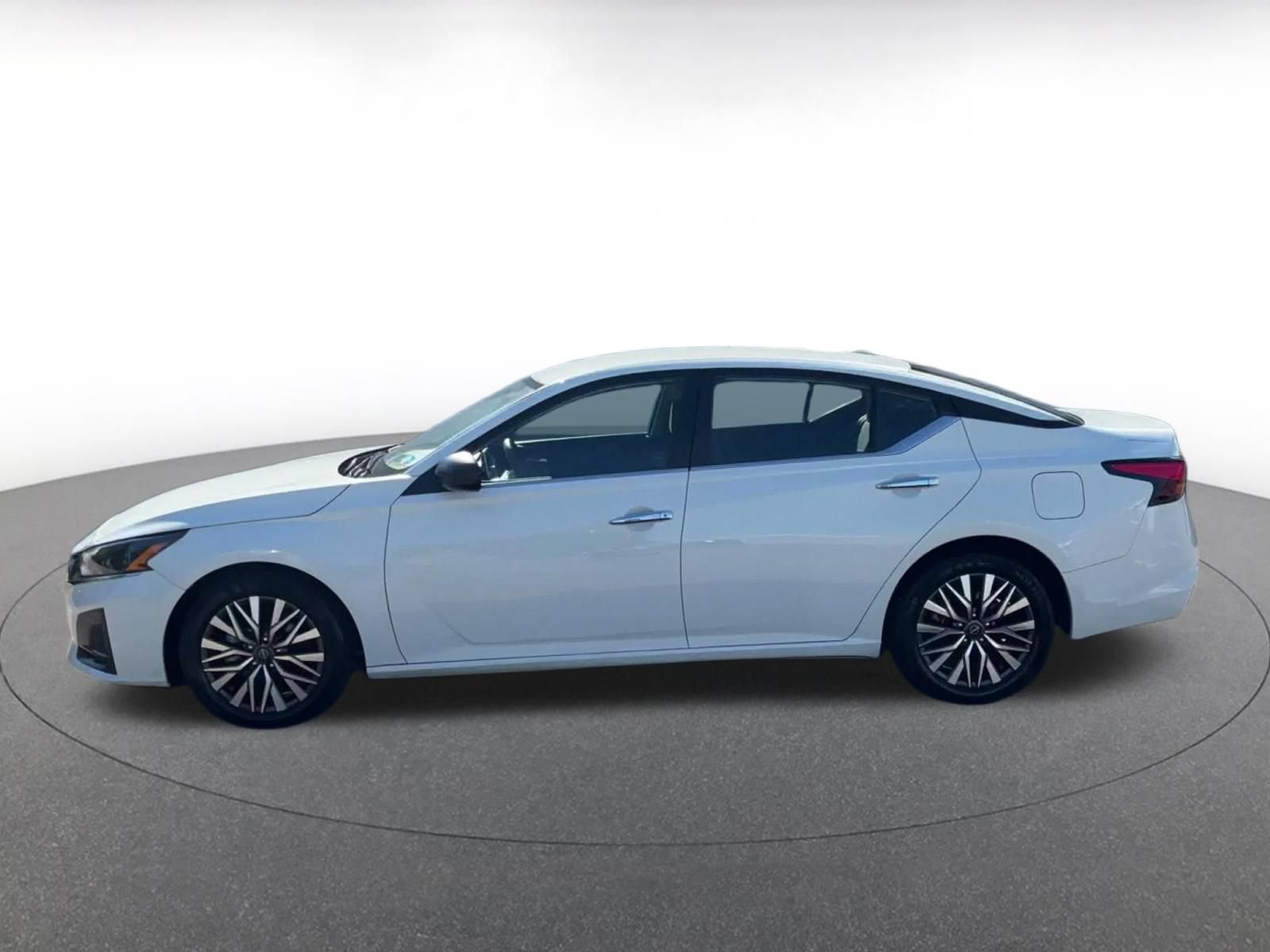 Used 2025 Nissan Altima 2.5 SV FWD image 8