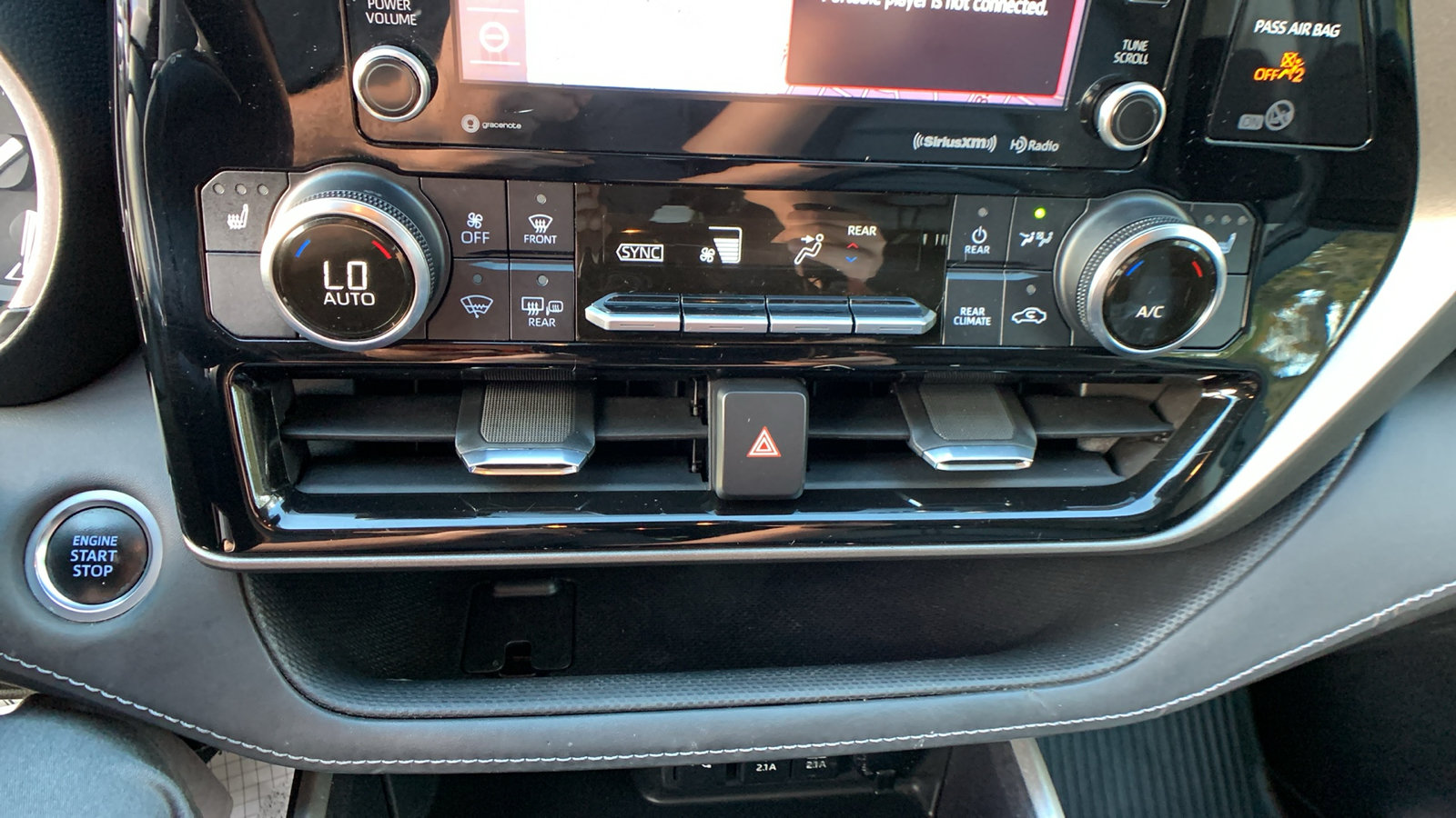 Used 2021 Toyota Highlander XLE AWD/4WD image 15