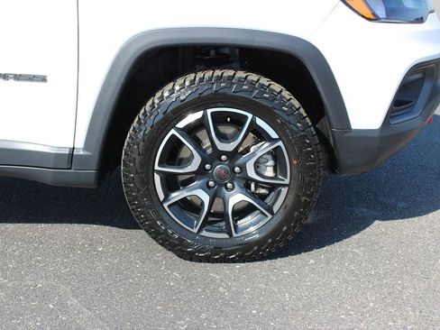 Used 2025 Jeep Compass Trailhawk w/ Trailer Tow Group AWD/4WD image 12