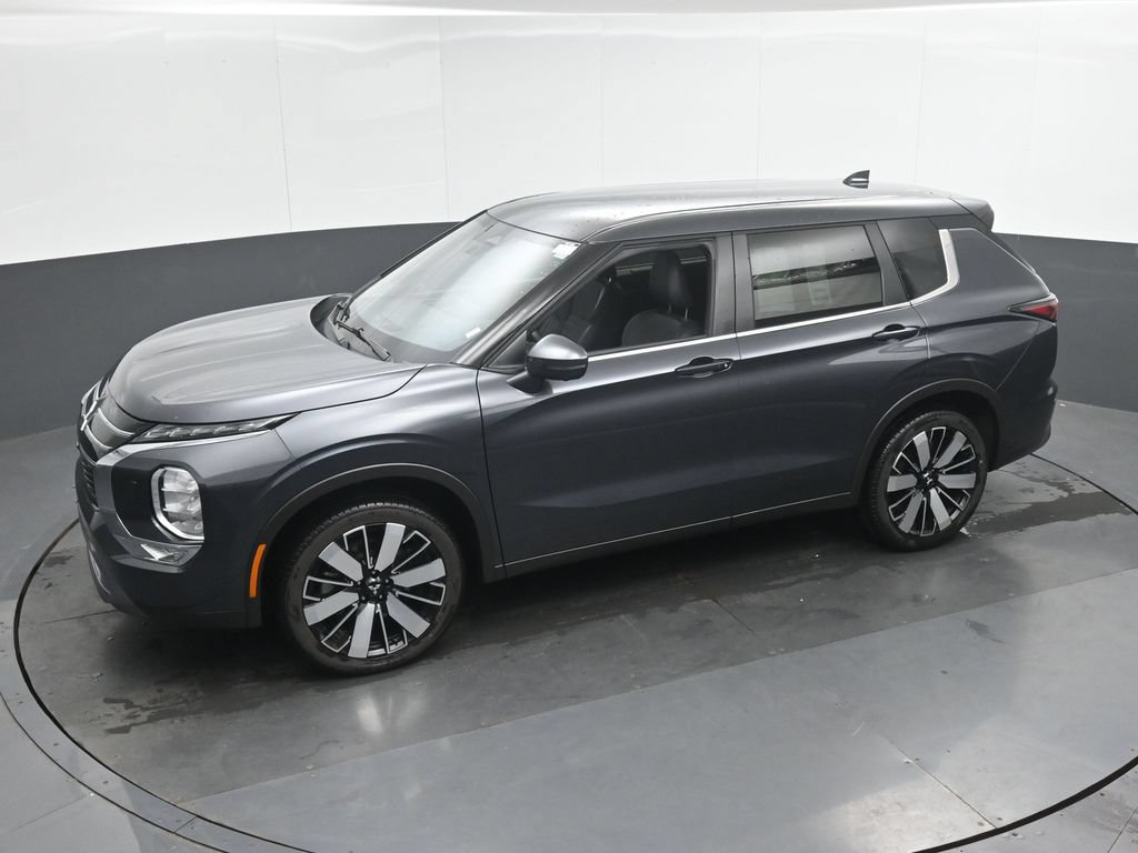 Used 2025 Mitsubishi Outlander AWD image 35