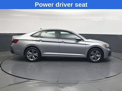 Used 2024 Volkswagen Jetta SE FWD image 3
