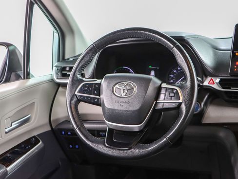 Used 2021 Toyota Sienna XLE image 12