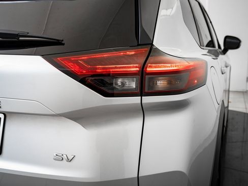 Used 2023 Nissan Rogue SV image 9