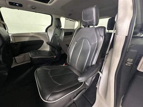 Used 2023 Chrysler Pacifica Limited FWD image 23