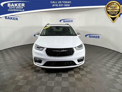 Used 2021 Chrysler Pacifica Limited w/ Uconnect Theater Family Group image 3