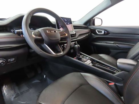 Used 2024 Jeep Compass Trailhawk image 8