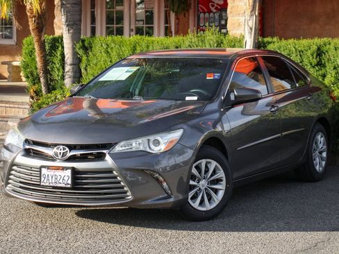 Used 2017 Toyota Camry LE image 4