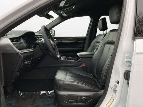 Used 2025 Jeep Grand Cherokee Limited image 10