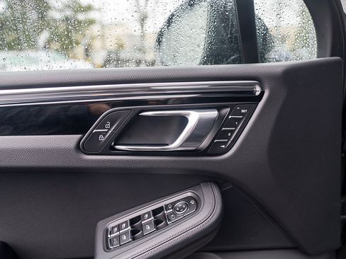Certified 2026 Porsche Macan AWD/4WD image 18